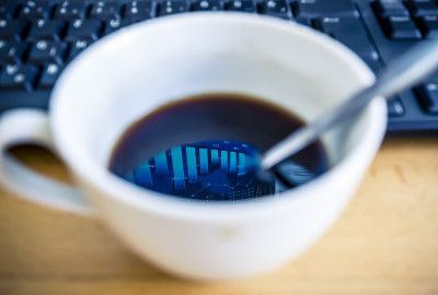 股票交易所的图表反映在咖啡上