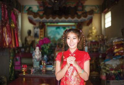 中国妇女在新年穿传统旗袍