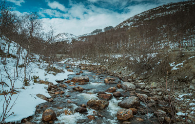 海姆斯利亚河和斯堪的那维亚山脉的顶峰被雪覆盖着