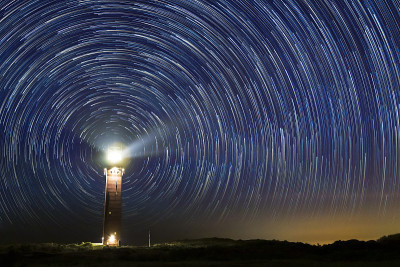夜间的灯塔，中间有星迹