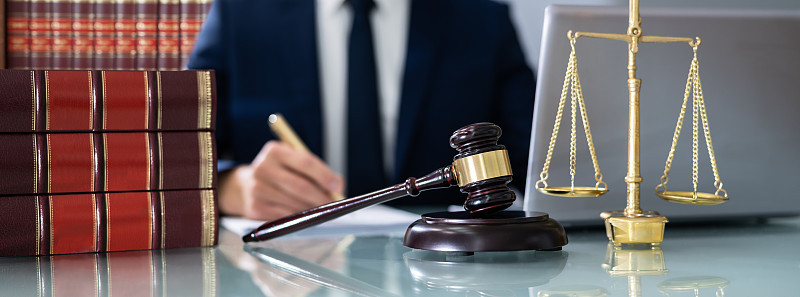 律师或法官刑事诉讼旗帜。法律