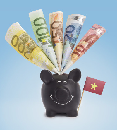 越南快乐的存钱罐里装着各种欧洲钞票。(