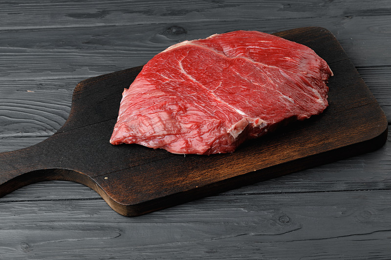 生牛肉片在木板上靠近