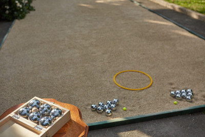 六个金属petanque球在木盒准备玩