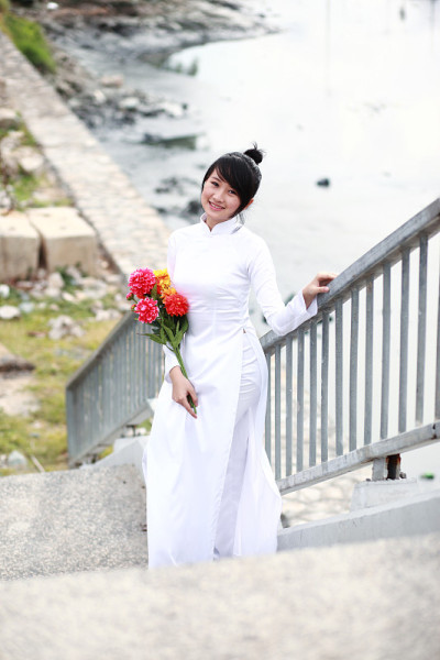 越南少女身穿白色传统服饰澳黛