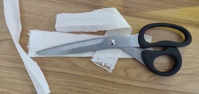 Self-sewing防护面具。桌上放自制的防护口罩和几块布