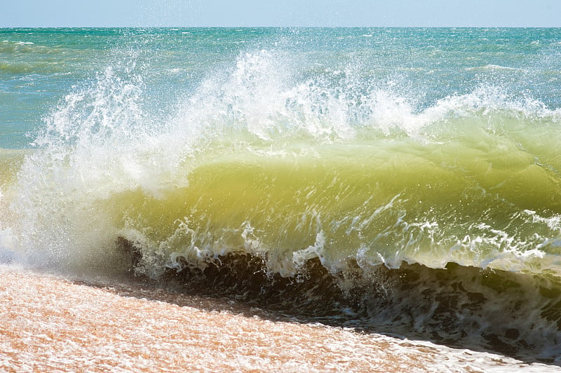 波涛汹涌的海面