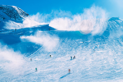 奥地利齐勒塔尔的Hintertux冰川滑雪场的滑雪者