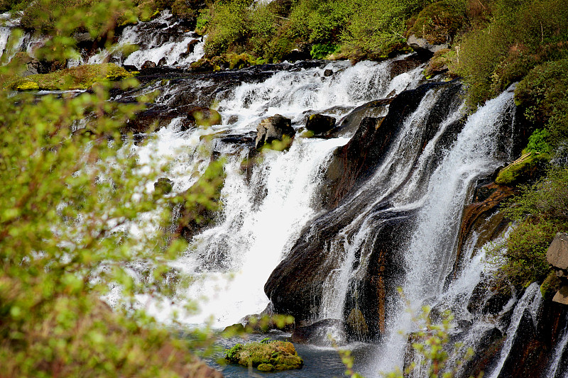 Hraunfossar瀑布。