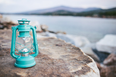 海滩上的旧油灯。景深