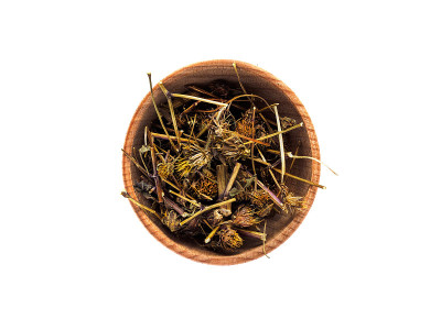 干拜登在木杯上的白色背景