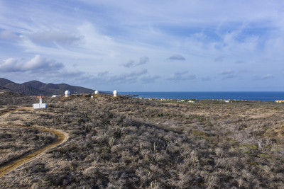 鸟瞰图Curaçao海岸在加勒比海与蓝绿色的水，悬崖，海滩和美丽的珊瑚礁