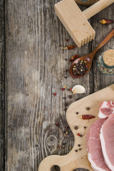 桌上放着带香料的生肉