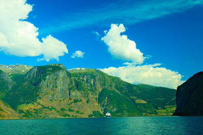 旅游和旅行。挪威峡湾上的游船。