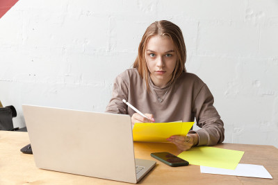 金发碧眼的年轻女学生在教室里