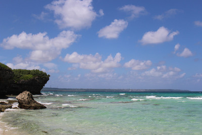 蓝天碧海，日本冲绳县宫古岛海边的海滩和海岸悬崖