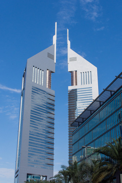 迪拜国际金融中心(DIFC)阿联酋塔是现代迪拜摩天大楼上的蓝天。”