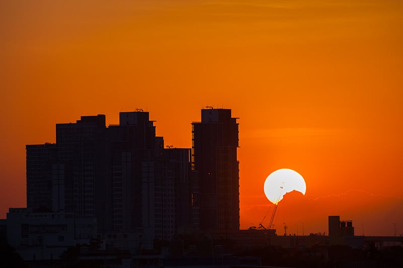 城市景观夕阳下的楼房下五彩缤纷的天空