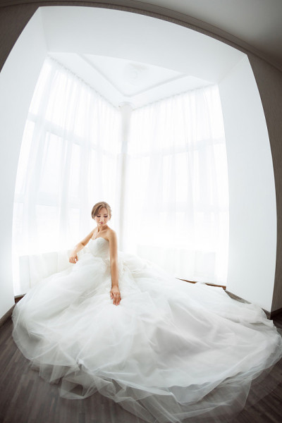 新娘的美丽。穿着婚纱的年轻女子在室内