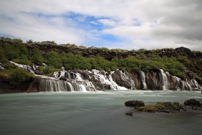 Hraunfossar瀑布(冰岛西部)Hraunfossar瀑布的水流入冰岛Hvita河