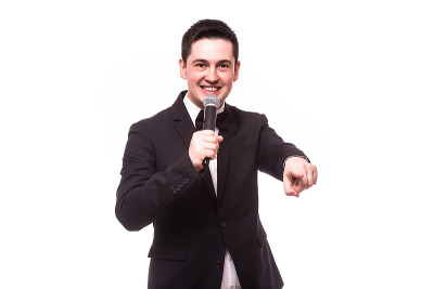 表演者拿着麦克风说话，呈现隐形产品。表演者的概念。