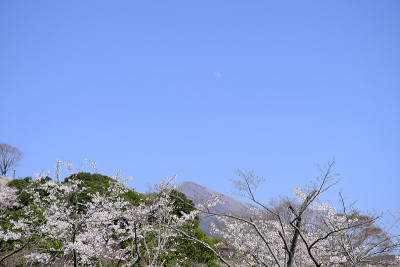雾岛山和蓝天上的月亮