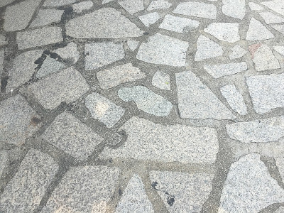 地板背景上的石头