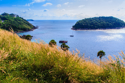 美丽的普吉岛悬崖和蓬贴海角附近的小岛的海景，最美丽的日落视角普吉岛，泰国。