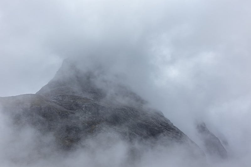 巨魔小径上有云的山峰