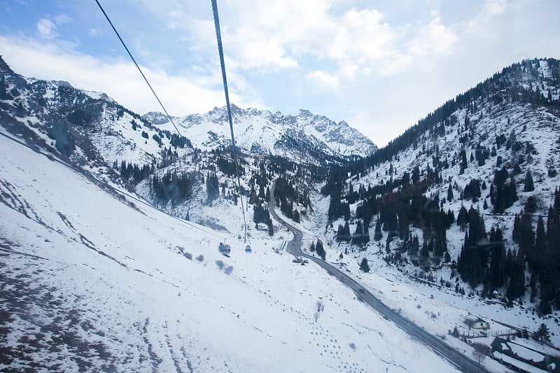 缆车在雪山钦布拉克