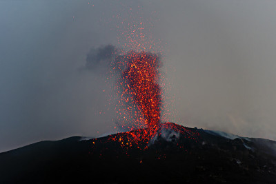 黄昏时分，意大利伊奥利亚群岛活跃的斯特隆博利火山的三个火山口之一爆发。