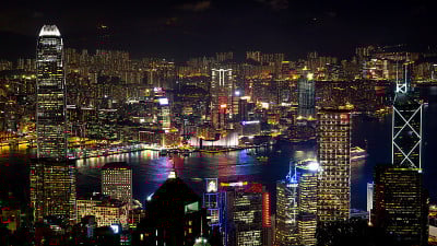 香港的标志性夜景从维多利亚山顶，美丽的灯光照亮摩天大楼