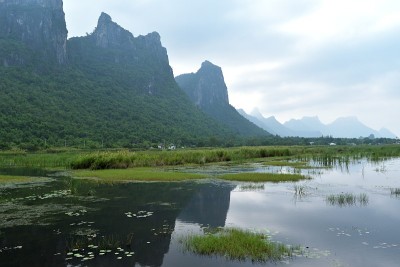 石灰石山在水面上的倒影