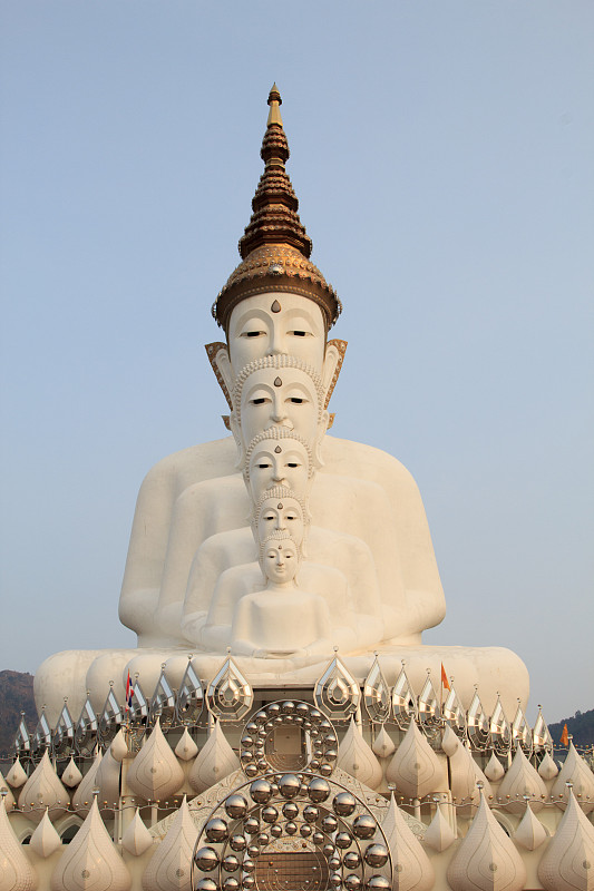 五座白色大佛在卧佛寺