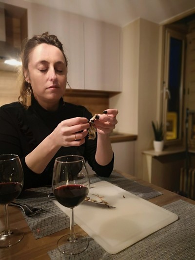 在厨房里切银鱼的女人