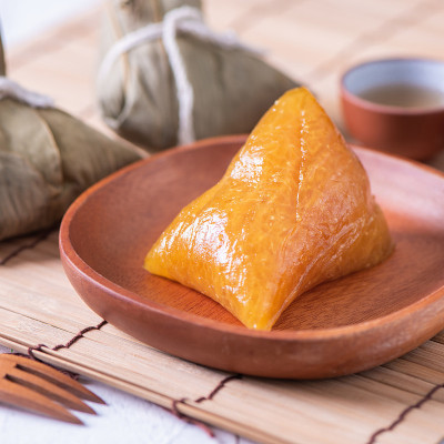 粽子——碱性粽子——中国传统的甜水晶食品放在盘子里吃，为端午节庆祝理念。