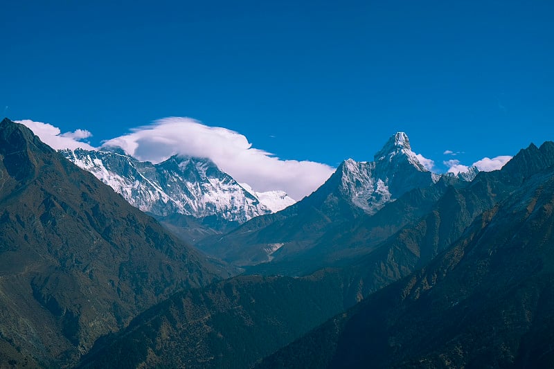 景观有喜玛拉雅山脉、昆布山谷