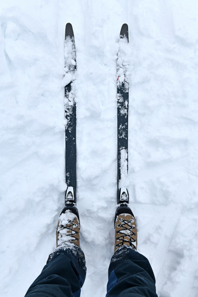 雪地上的越野滑雪板