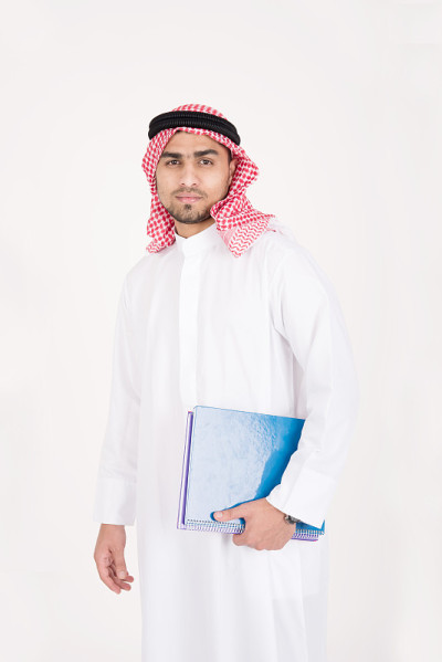 穿着传统服装的阿拉伯穆斯林男学生
