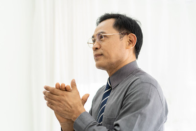 资深亚洲商人在会议室与同事讨论。业务团队或业务伙伴一起分享或集思广益。商业、人才、投资理念