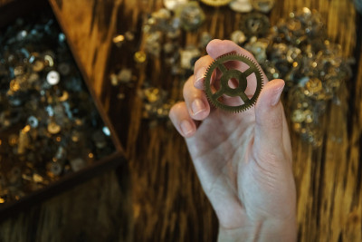 女钟表匠用齿轮工作。