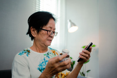 亚洲高级视频电话与医生在家远程医疗。
