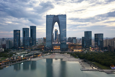 苏州金鸡湖旁的CBD建筑。