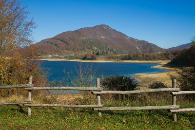 阿布鲁佐坎波托托湖的秋景
