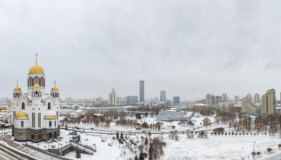 第一场雪中叶卡捷琳堡和血神庙的冬季全景。俄罗斯叶卡捷琳堡鸟瞰图