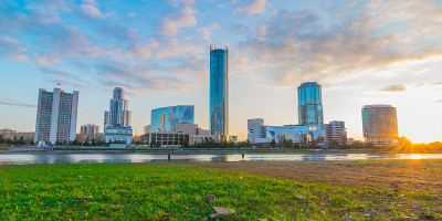 日落时分美丽的叶卡捷琳堡市中心全景