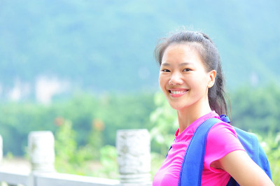 亚洲徒步旅行的女人