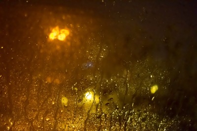 晚上玻璃上的雨