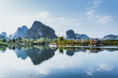 傍晚的喀斯特山脉和河流景色