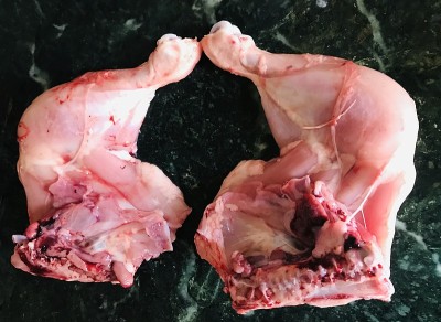 新鲜的生鸡腿